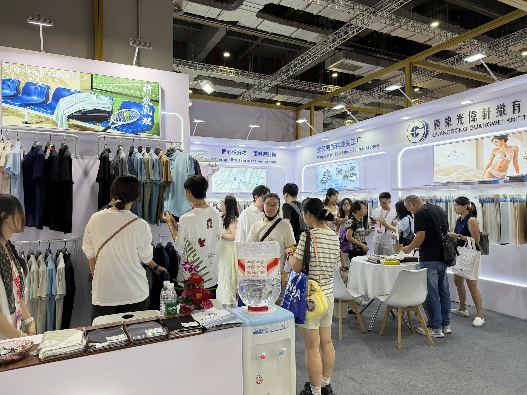 上海展会期间客户到访光伟展位