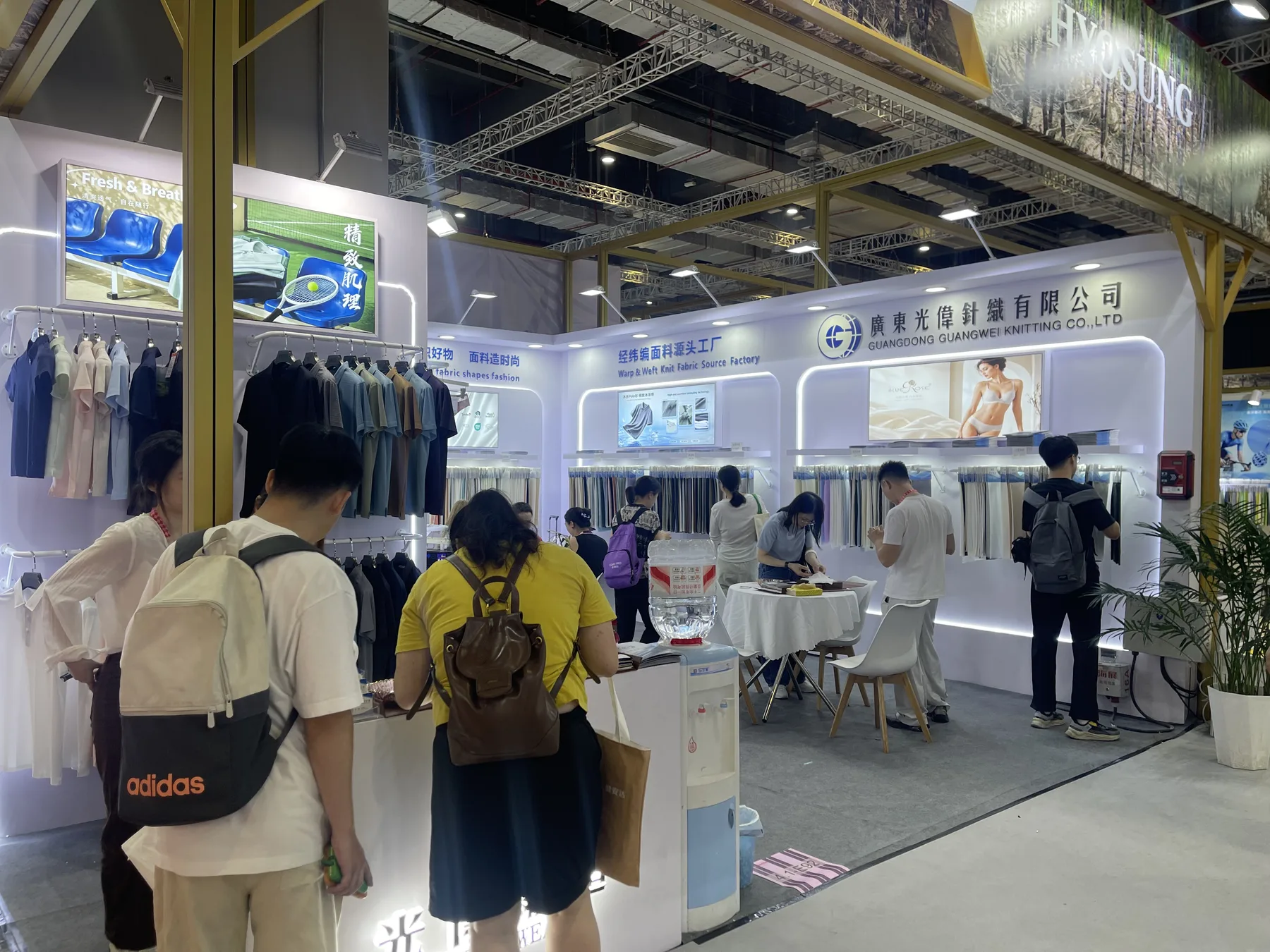 光伟展位接待到访客户