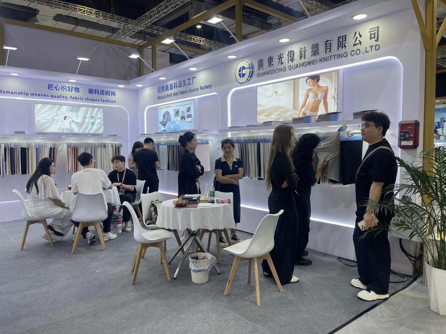 光伟团队在上海展位接待客户并交流产品