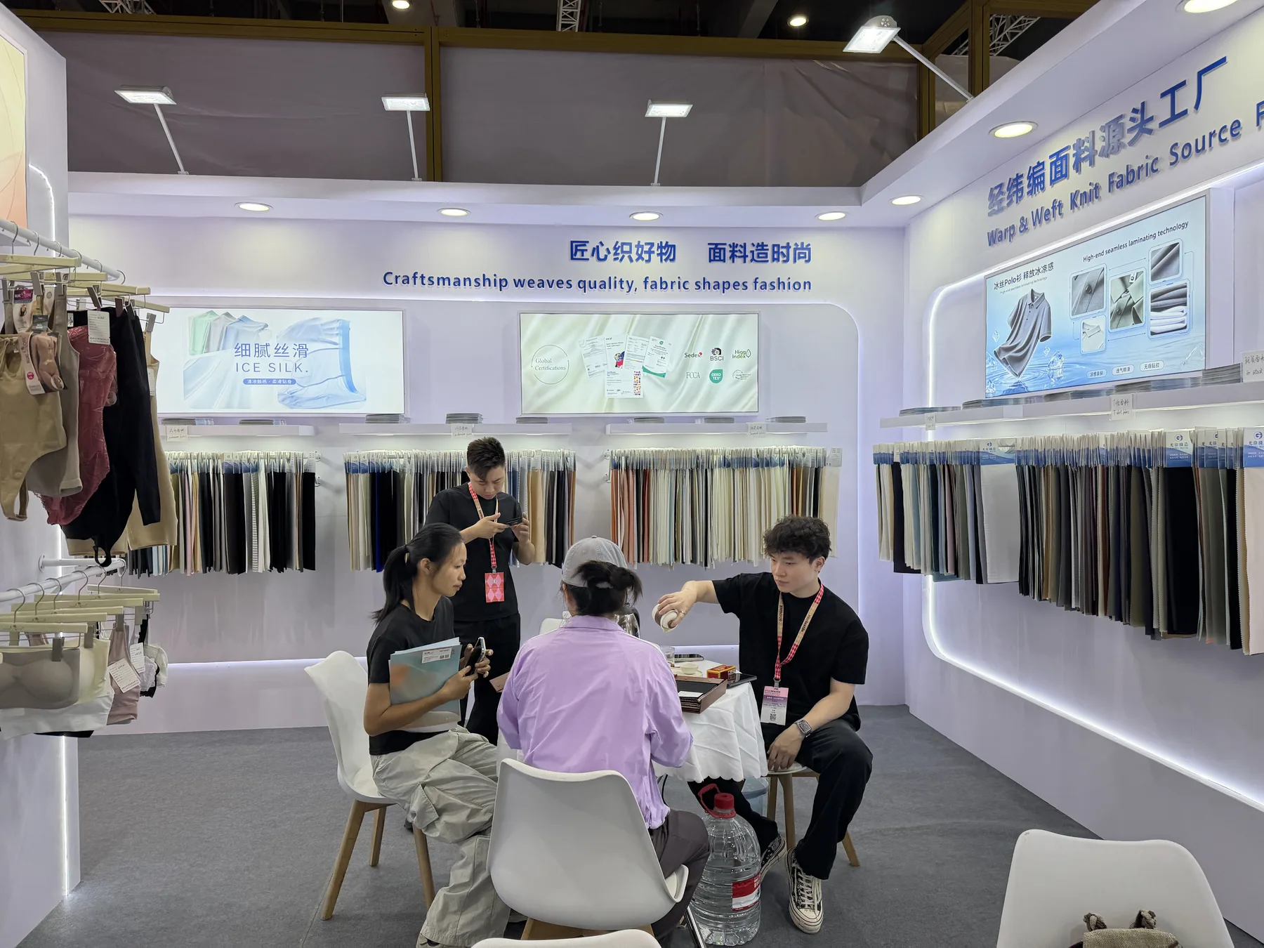 客户在光伟展位选样洽谈