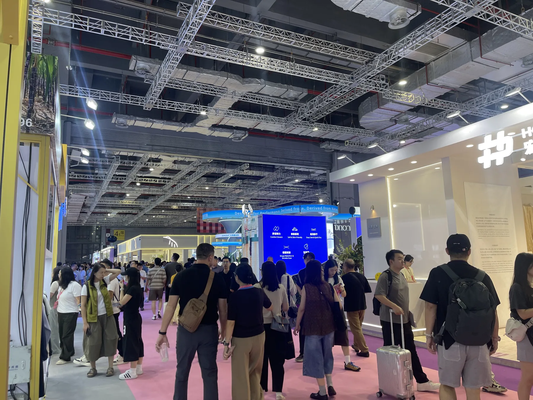 2026 Intertextile 上海秋冬面辅料展现场人流