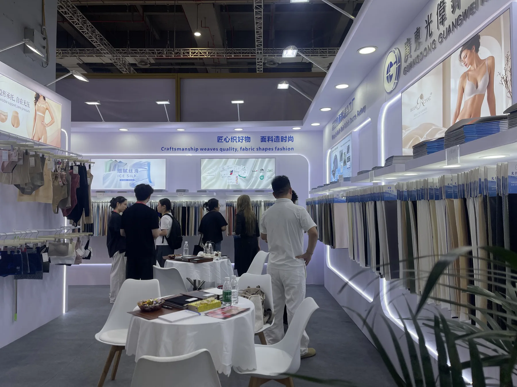 光伟展位的针织面料和成衣陈列