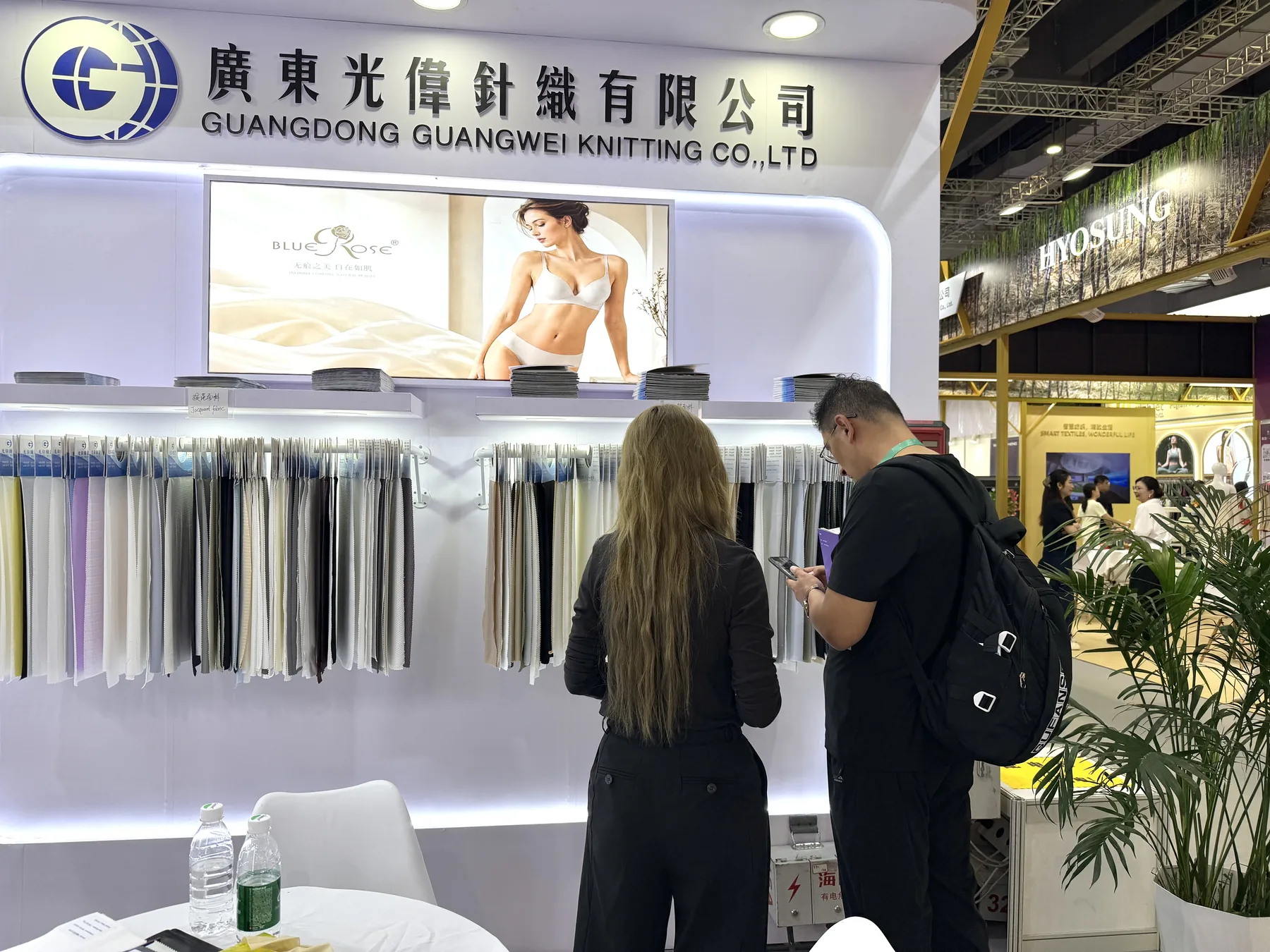 海外客户在光伟展位了解面料产品