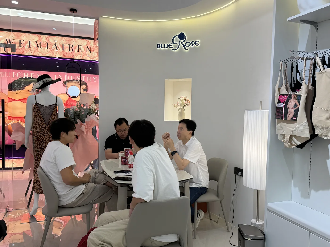 光伟团队与到访客户进行产品交流和洽谈