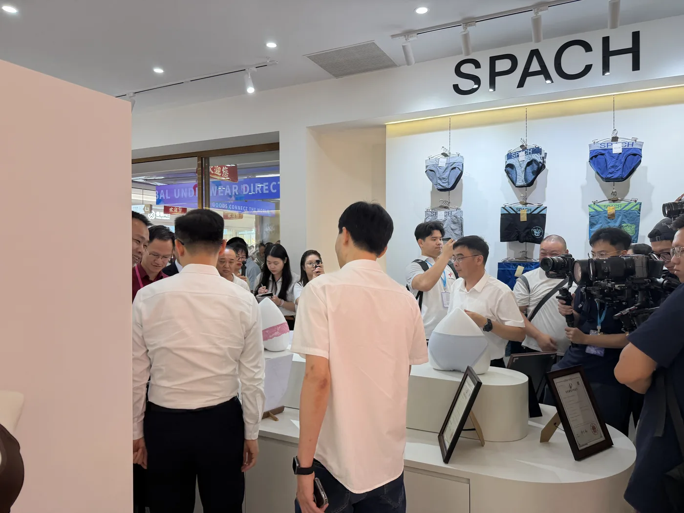 调研一行参观光伟档口产品陈列