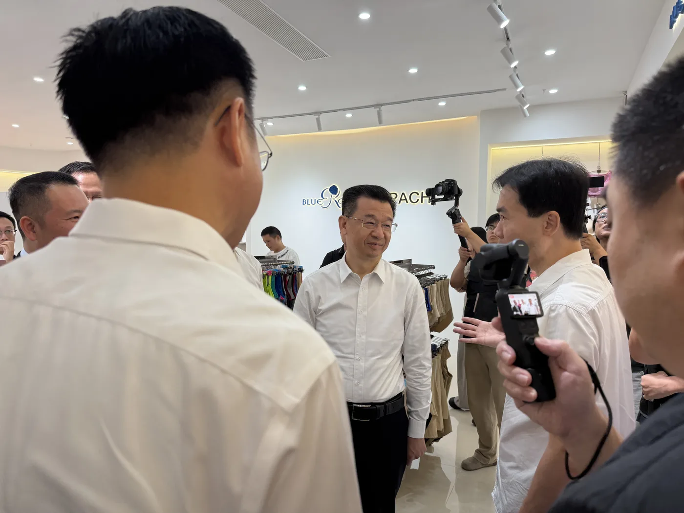 庄悦群书记一行在光伟档口调研交流